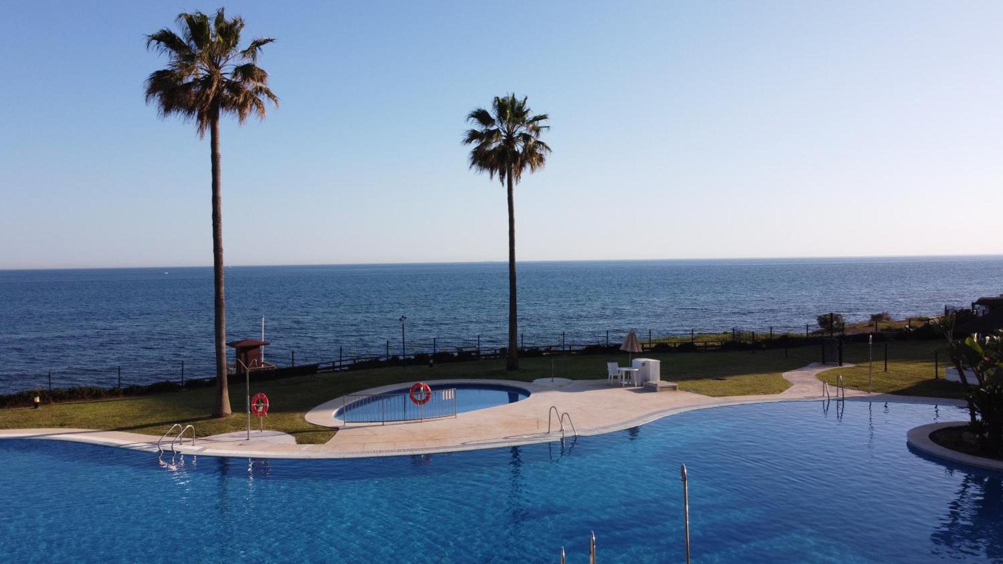 Frontline Beach Ground Floor With Privet Garden, Mi Capricho 16 Mijas Exterior foto